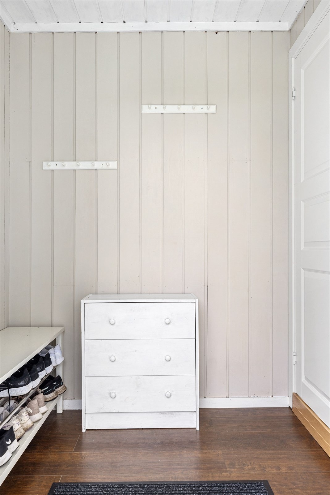 I entréen har du god plass til å henge fra deg yttertøy og sko. Galleribilde