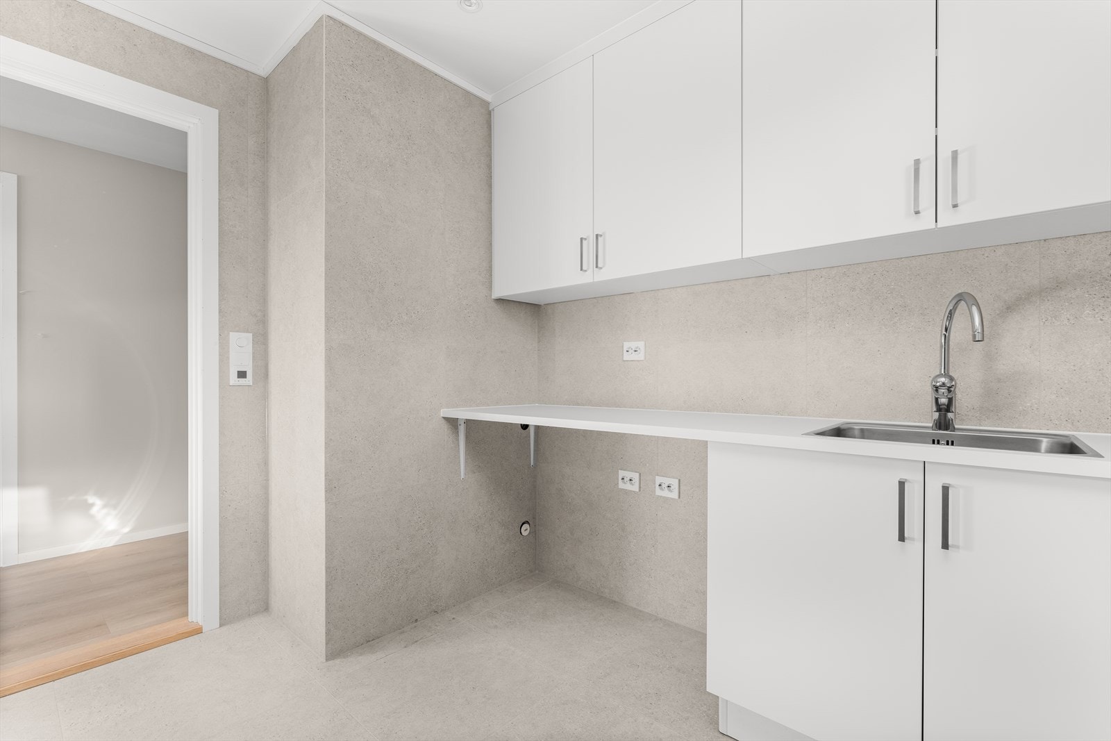 (noen av bildene er fra andre leiligheter i bygget, kan være mindre forskjeller) Galleribilde