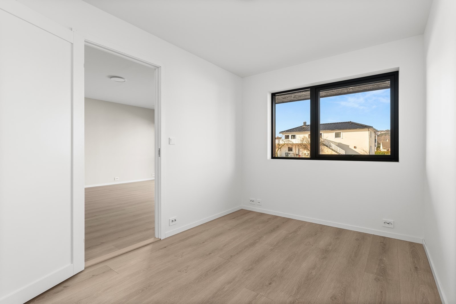 (noen av bildene er fra andre leiligheter i bygget, kan være mindre forskjeller) Galleribilde