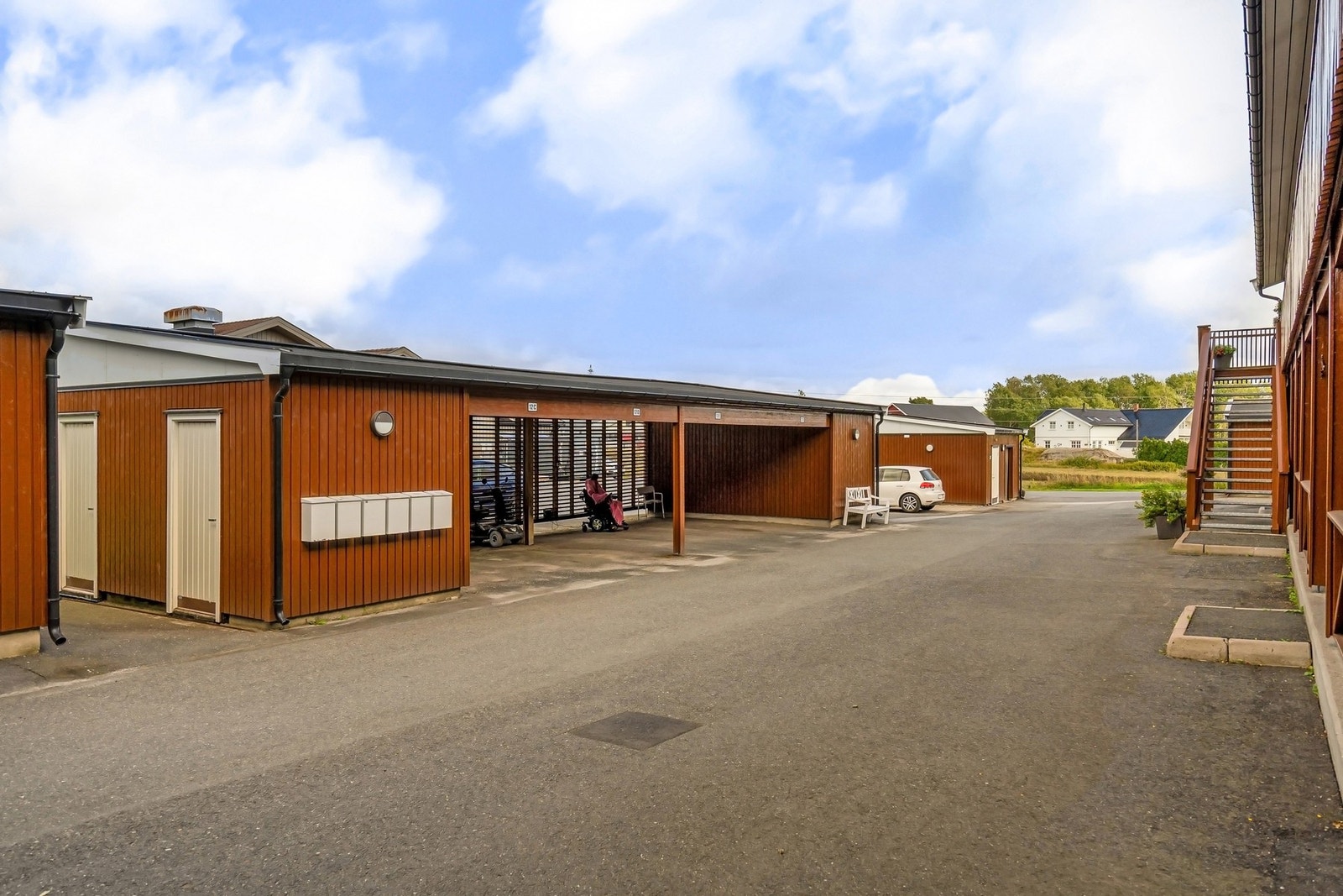Parkering i tilhørende carport. Galleribilde