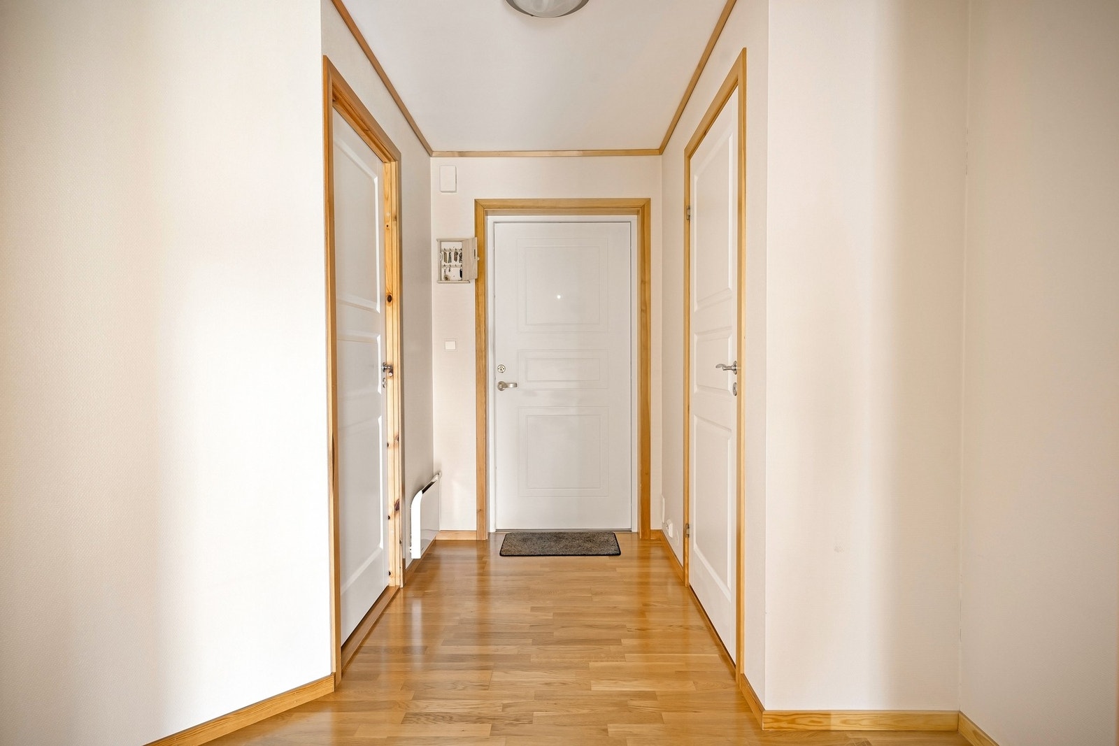 Leiligheten varmes opp med en kombinasjon av elektriske ovner og varmekabler i entré, bad og stue/kjøkken, noe som gir en jevn og behagelig innetemperatur gjennom hele året. Galleribilde