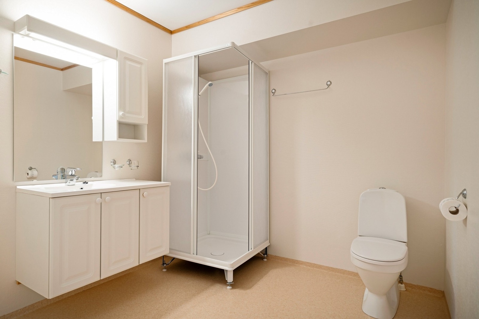 Badet har en romslig innredning, dusjkabinett og toalett. Galleribilde