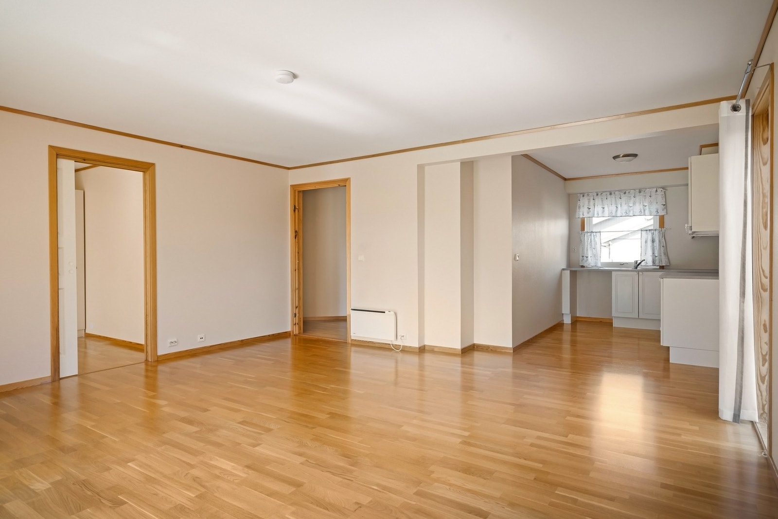 Lyse og nøytrale farger gjør det enkelt å innrede leiligheten etter eget ønske. Galleribilde