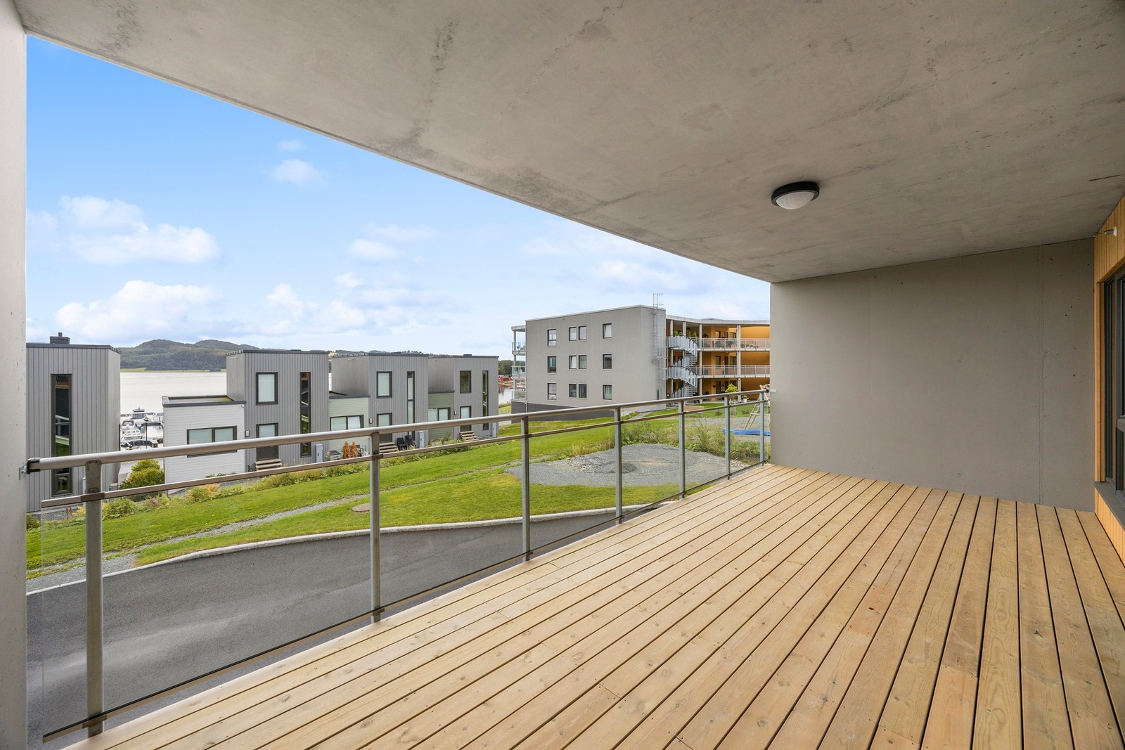 Utgang til romslig terrasse - 17,7 kvm. Galleribilde