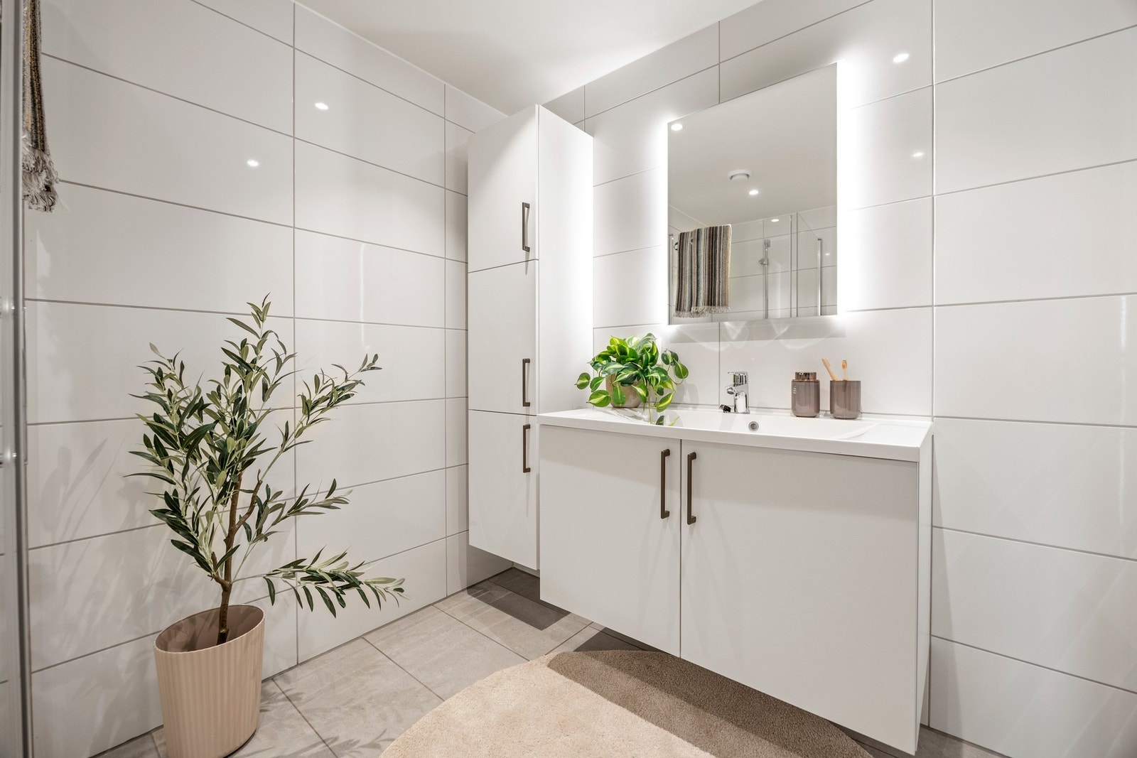 Utstyrt med servantskap, dusj og toalett Galleribilde