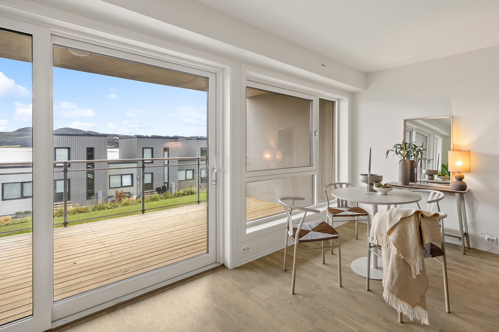 God plass til spisebord ved vinduene Galleribilde