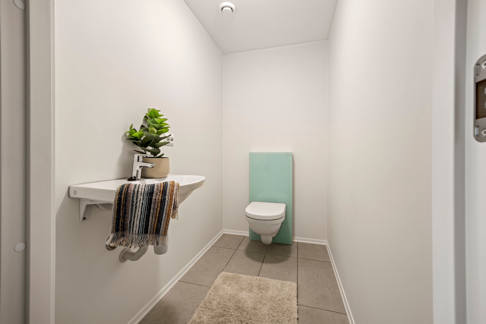 WC - 2,4 kvm. Utstyrt med toalett og servant Galleribilde