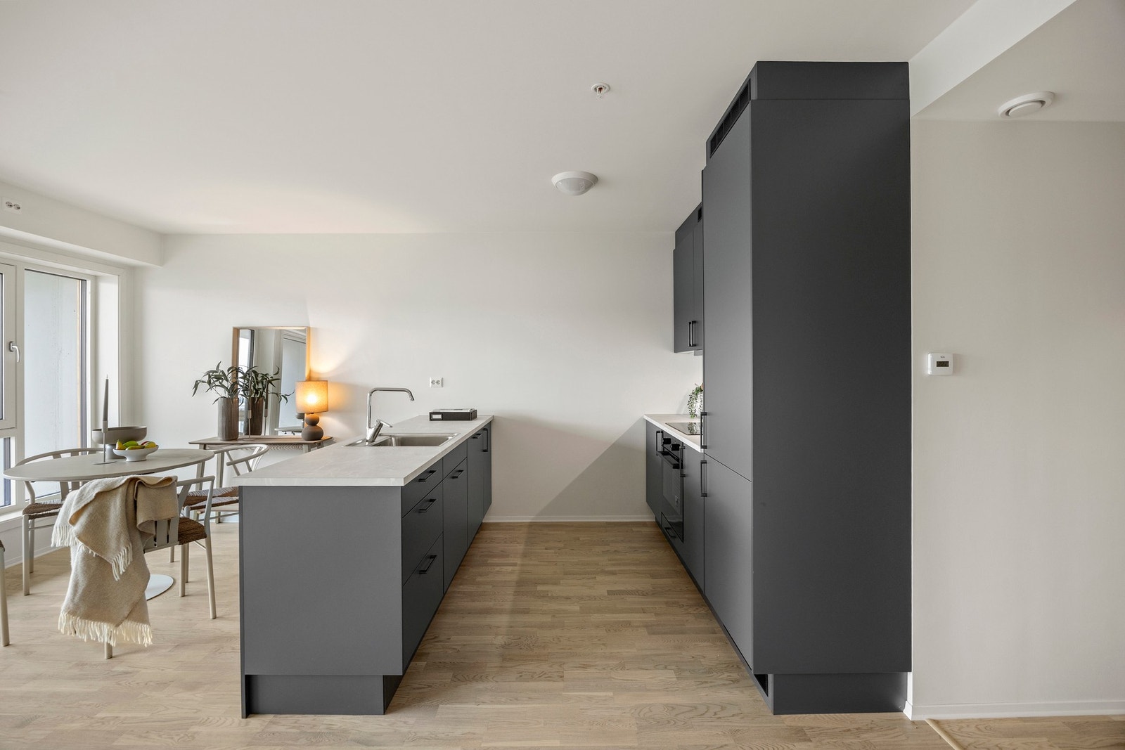 Stilren kjøkkeninnredning med integrerte hvitevarer Galleribilde