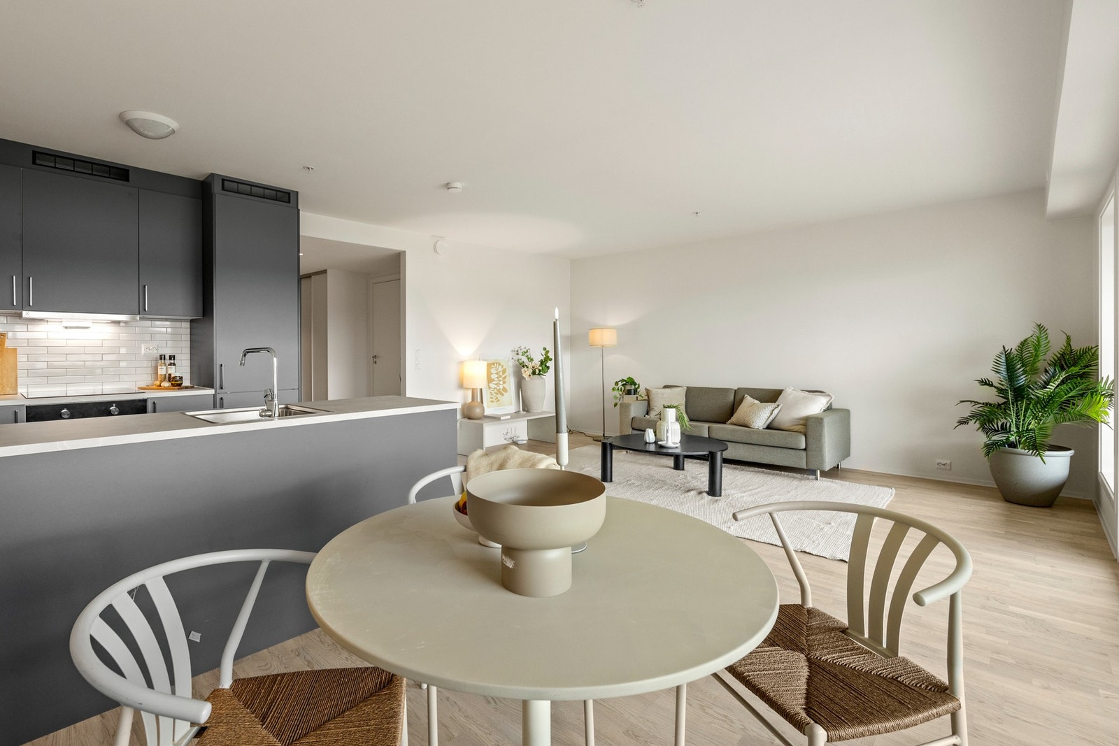 Praktisk planløsning som oppleves luftig og enkel å møblere Galleribilde