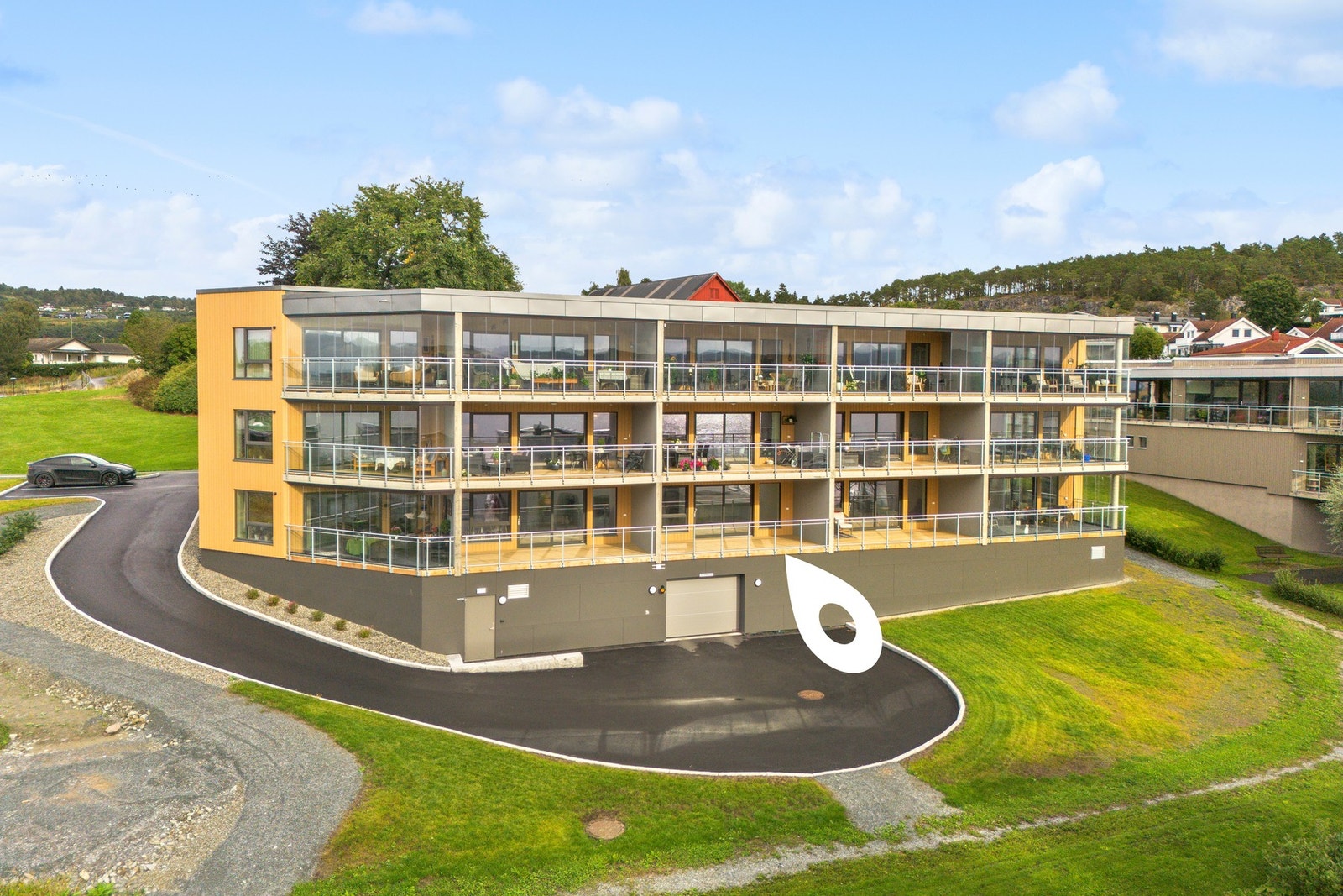 Moderne treromsleilighet med vannbåren gulvvarme, romslig balkong og parkeringsplass i kjeller. Galleribilde