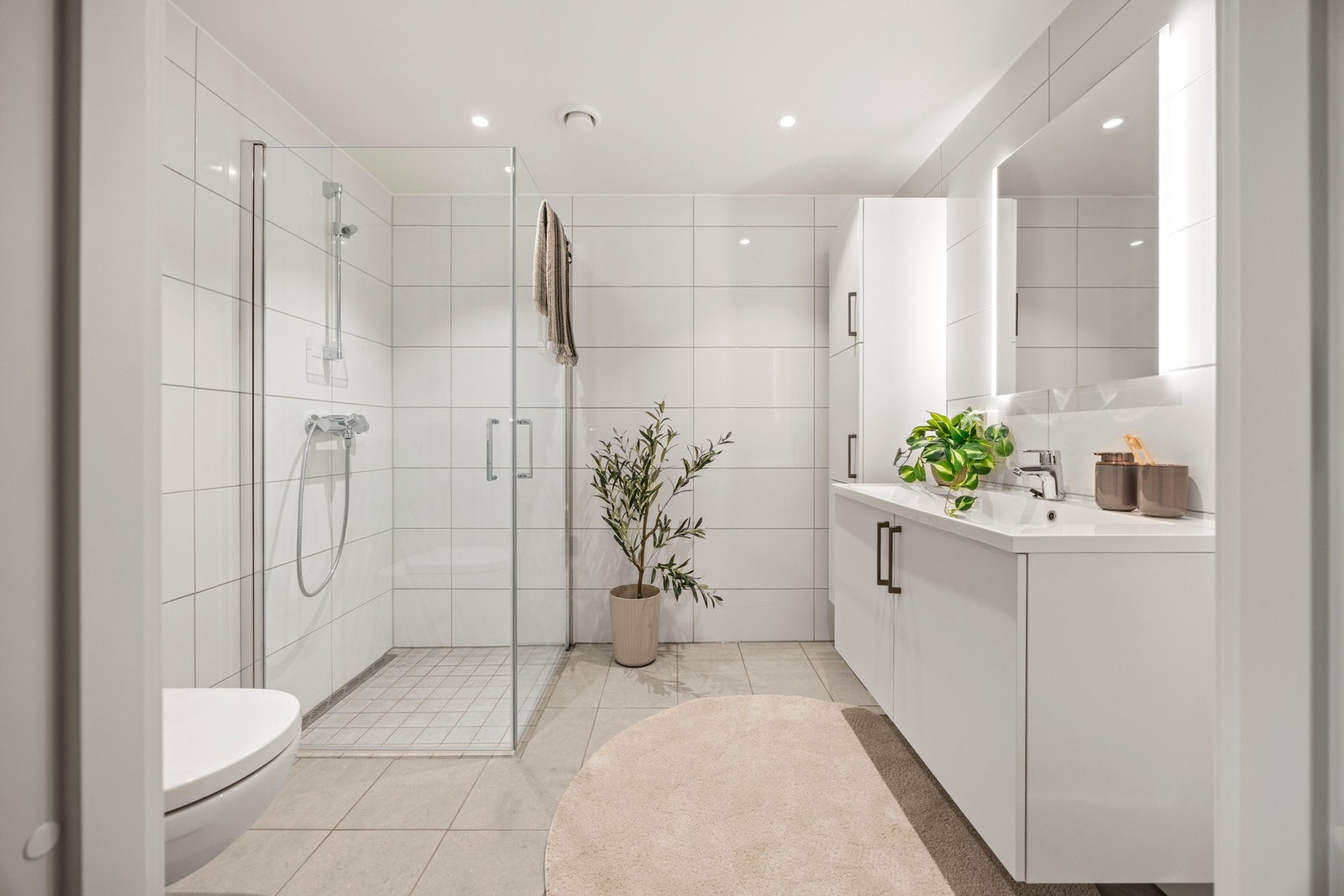 Bad - 5,2 kvm. Delikate flis- og materialvalg. Galleribilde