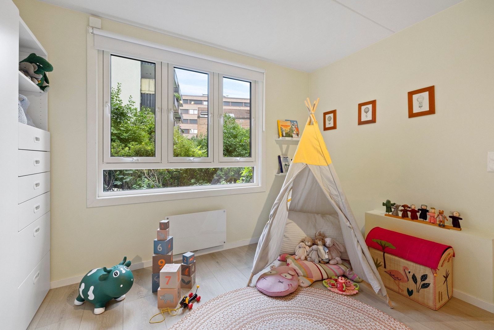 - Morgensol på soverommet og som vender ut mot bakgård - Galleribilde