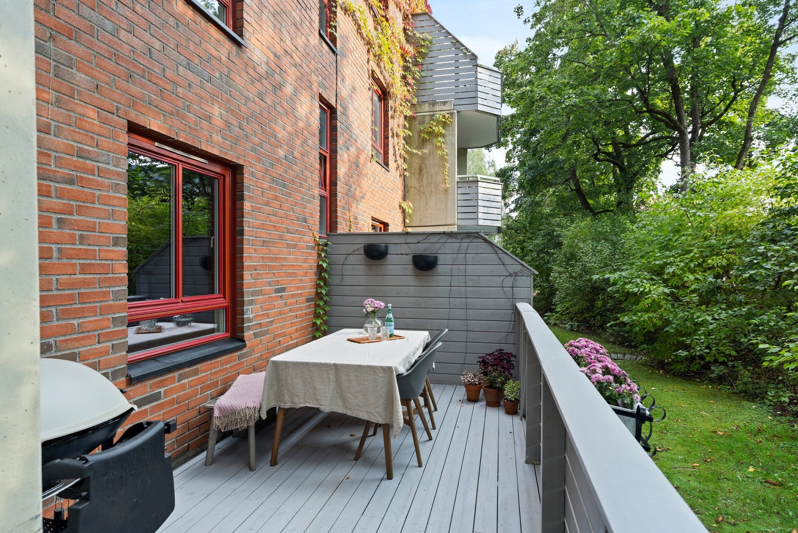 - God plass til loungegruppe, stort spisebord, grill, blomsterkasser, putekasse med mer - Galleribilde