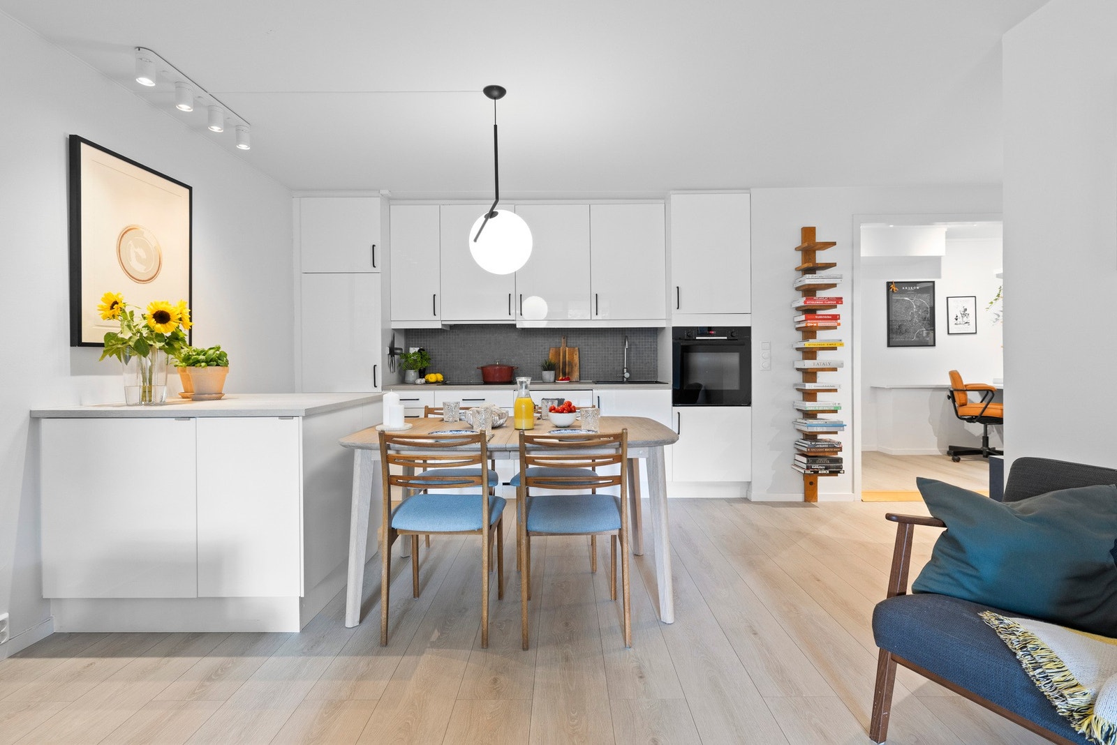 - Dette er en gjennomgående, pen og hjemmekoselig leilighet - Galleribilde