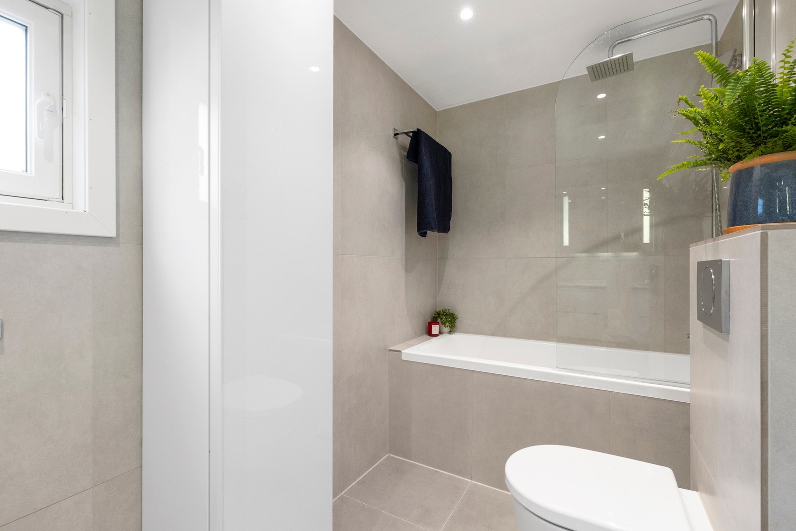 - Bad består av vegghengt toalett med innebygd sisternekasse, servant på vegghengt servantskap og innmurt badekar - Galleribilde