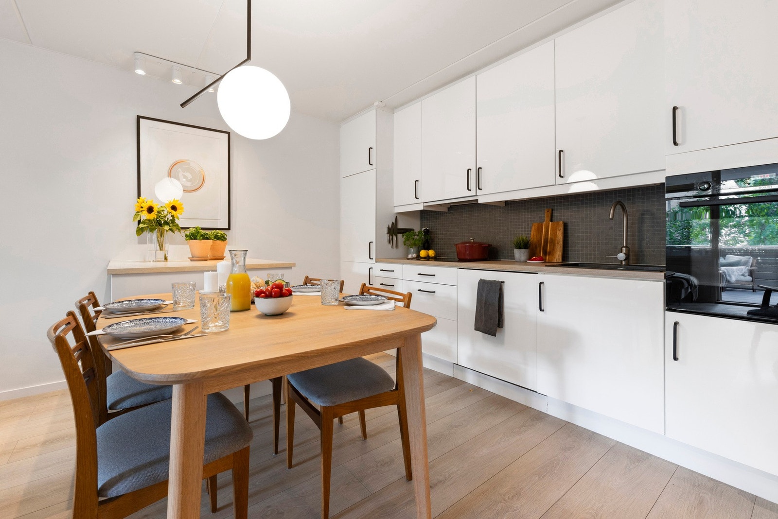 - Meget sosialt kjøkken med fronter i høy glans og benkeplate i laminat - Galleribilde