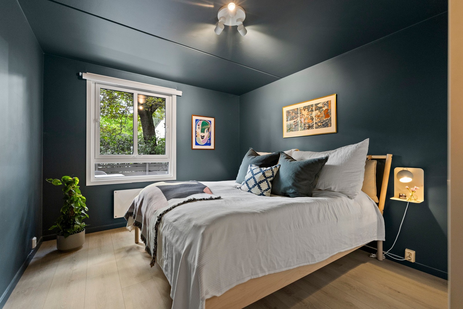 - Leiligheten har et stort og innbydende hovedsoverom som vender mot terrasse - Galleribilde