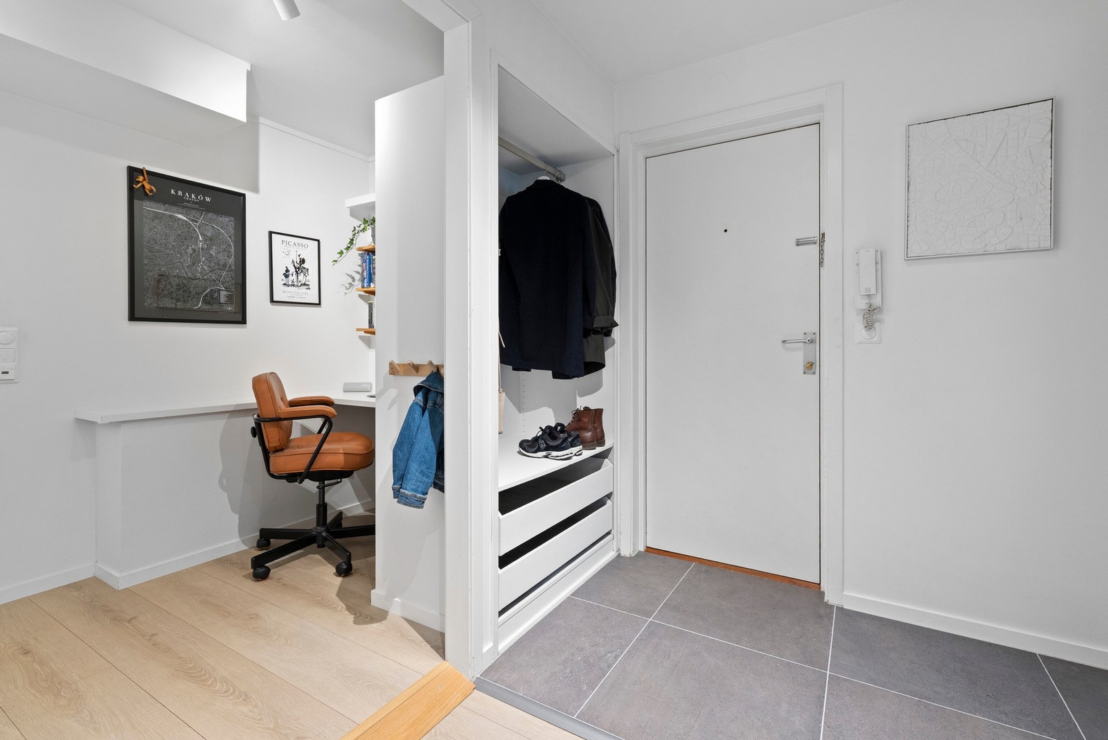 - Romslig entré med varmekabler og god plass til garderobe/møblement - Galleribilde