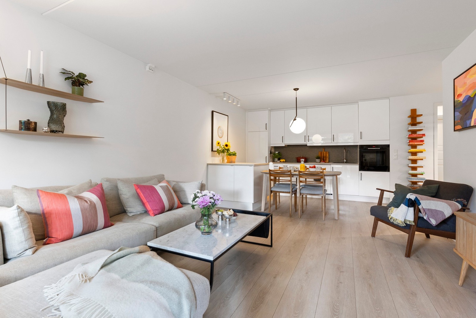 - God plass til både sofa, mediemøbler og et spisebord - Galleribilde