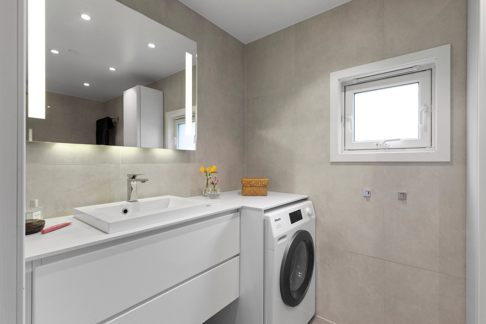 - Lekkert bad fra 2016 med elektriske varmekabler - Galleribilde