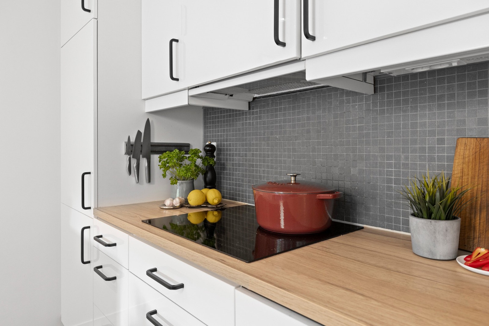 - Innfelt vask og platetopp i benkeplate. Integrerte hvitevarer med komfyr, kjøl frys platetopp og oppvaskmaskin - Galleribilde