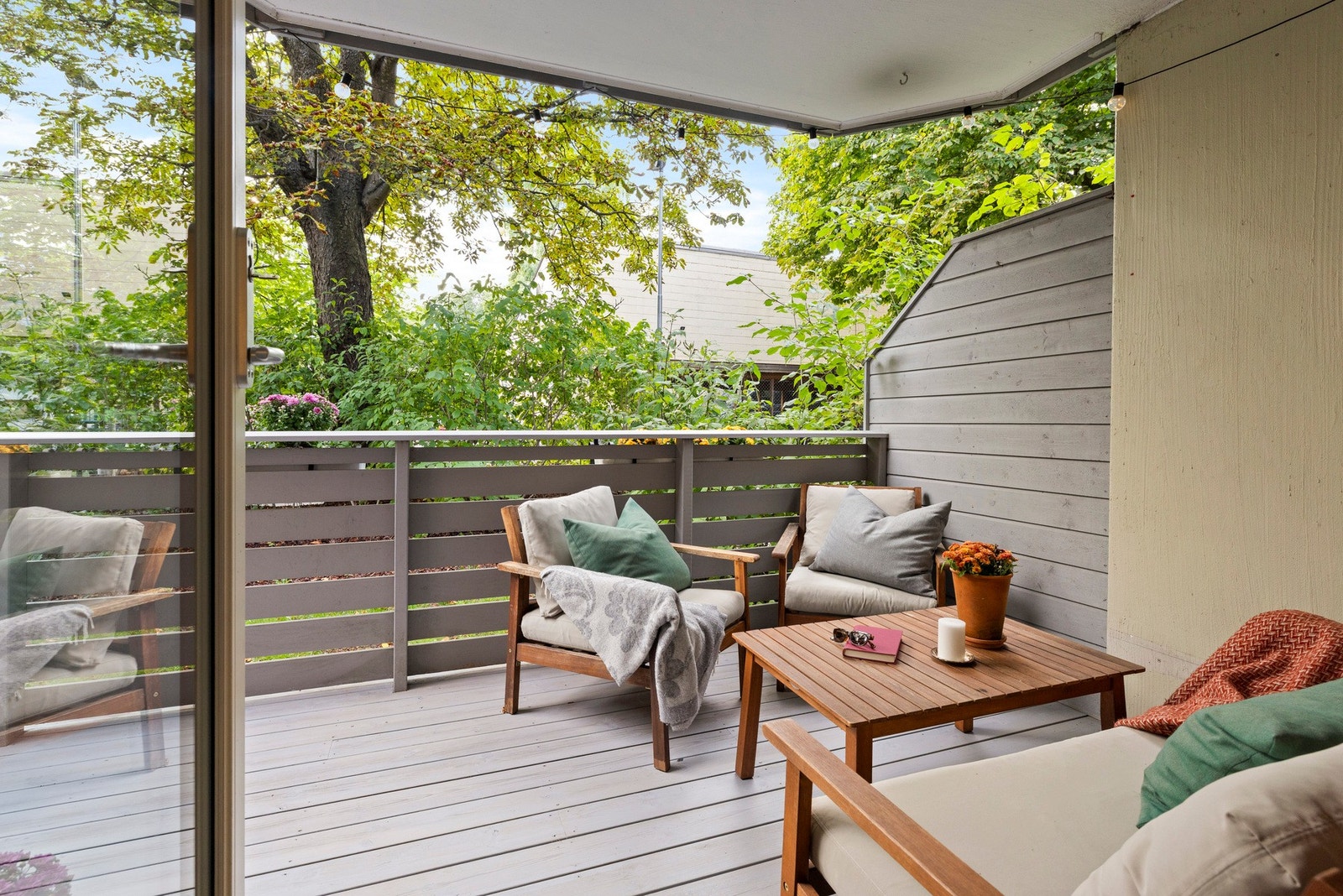 - Fra stuen er det utg. til en stor terr. på ca. 20 kvm - Galleribilde