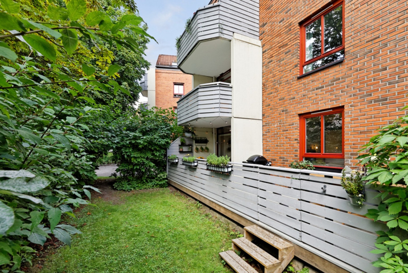 - Fra terr. er det trapp ut til gressplen og umiddelbar tilgang til Bjølsenparken - Galleribilde