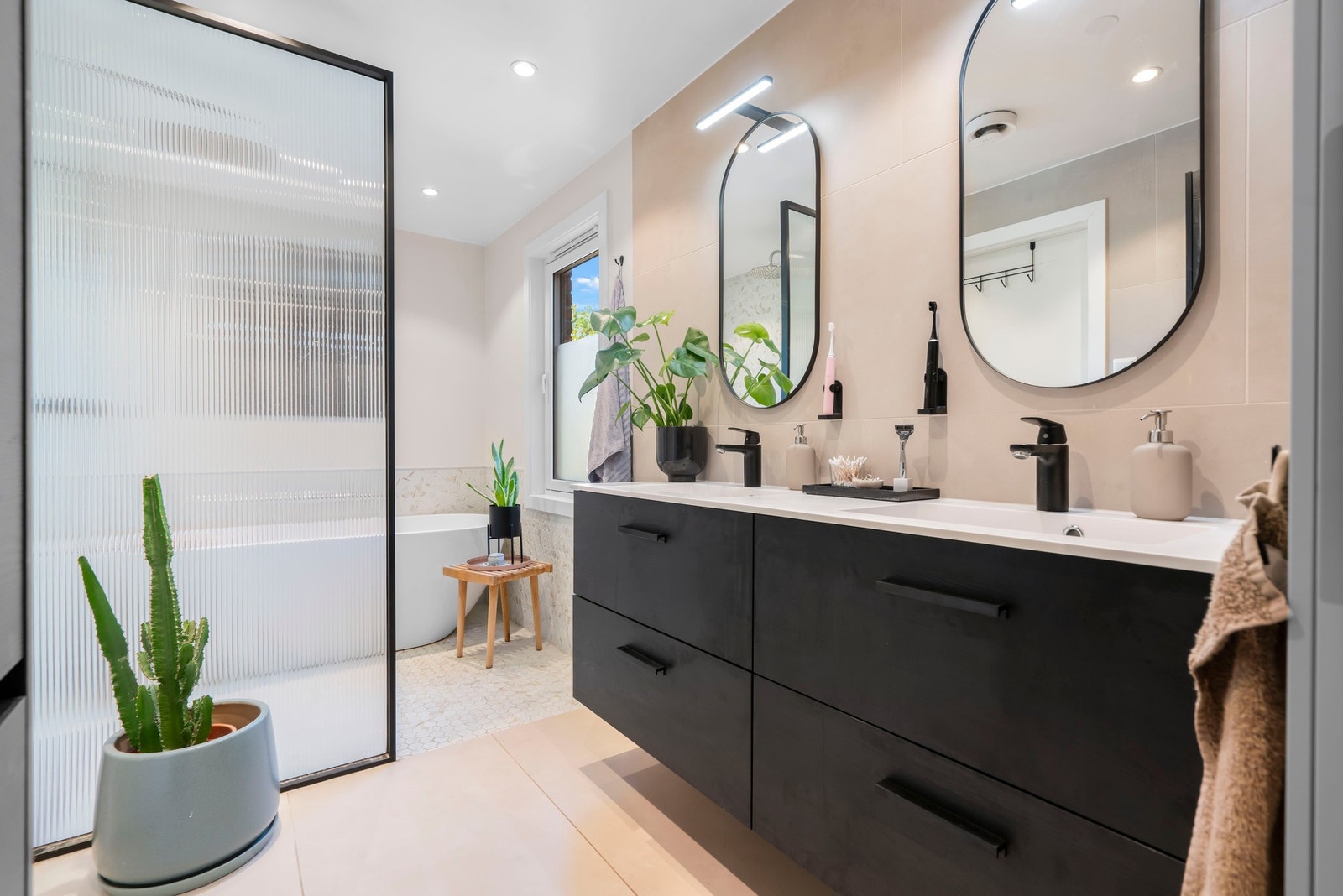 Baderommet har en meget god størrelse og vindu for lufting og naturlig lys. Galleribilde