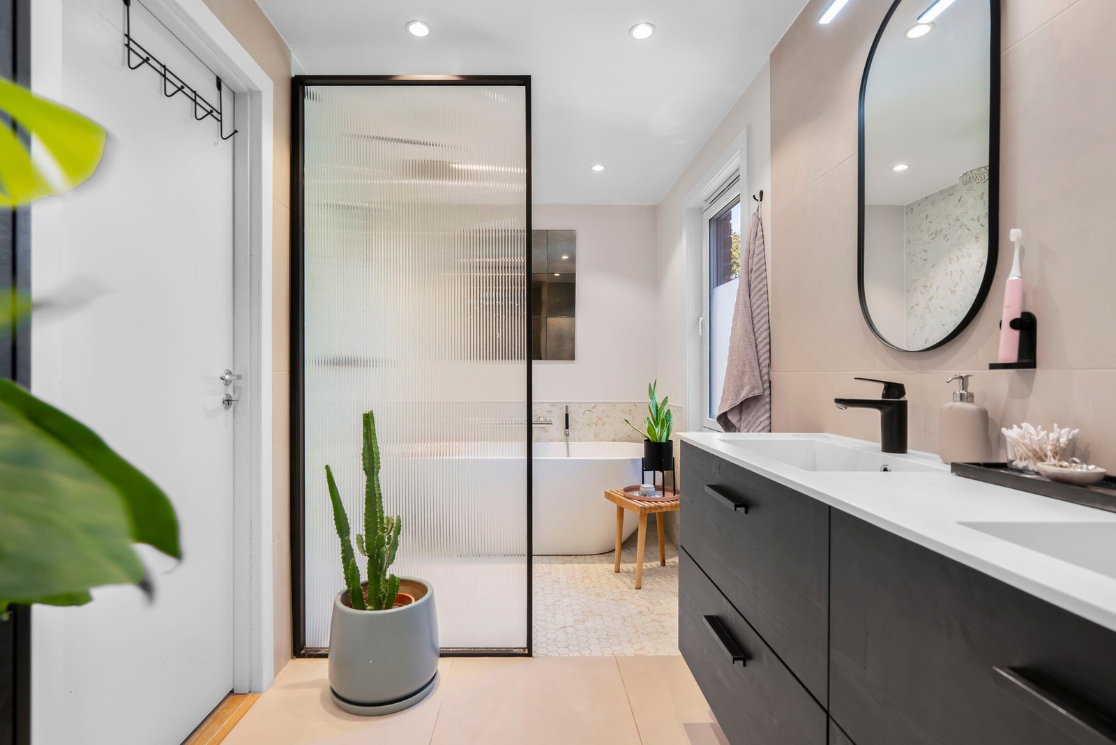 Leiligheten har et stort lekkert drømmebad. Baderommet har en meget god utførelse, hvor det er lagt vekt på god planlegging, og flotte sammensetninger og komposisjoner av farger og materiale. Galleribilde