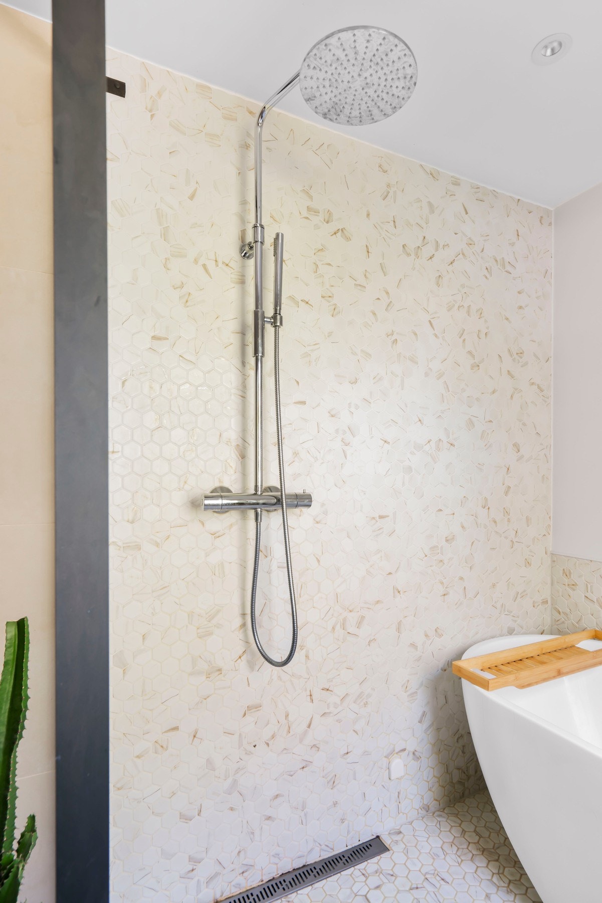 I dusjsonen har man både håndholdt og regnfallsdusj. Galleribilde