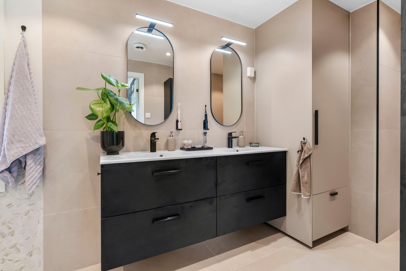 160 cm langt servantskap med rikelig med oppbevaringsplass. Galleribilde