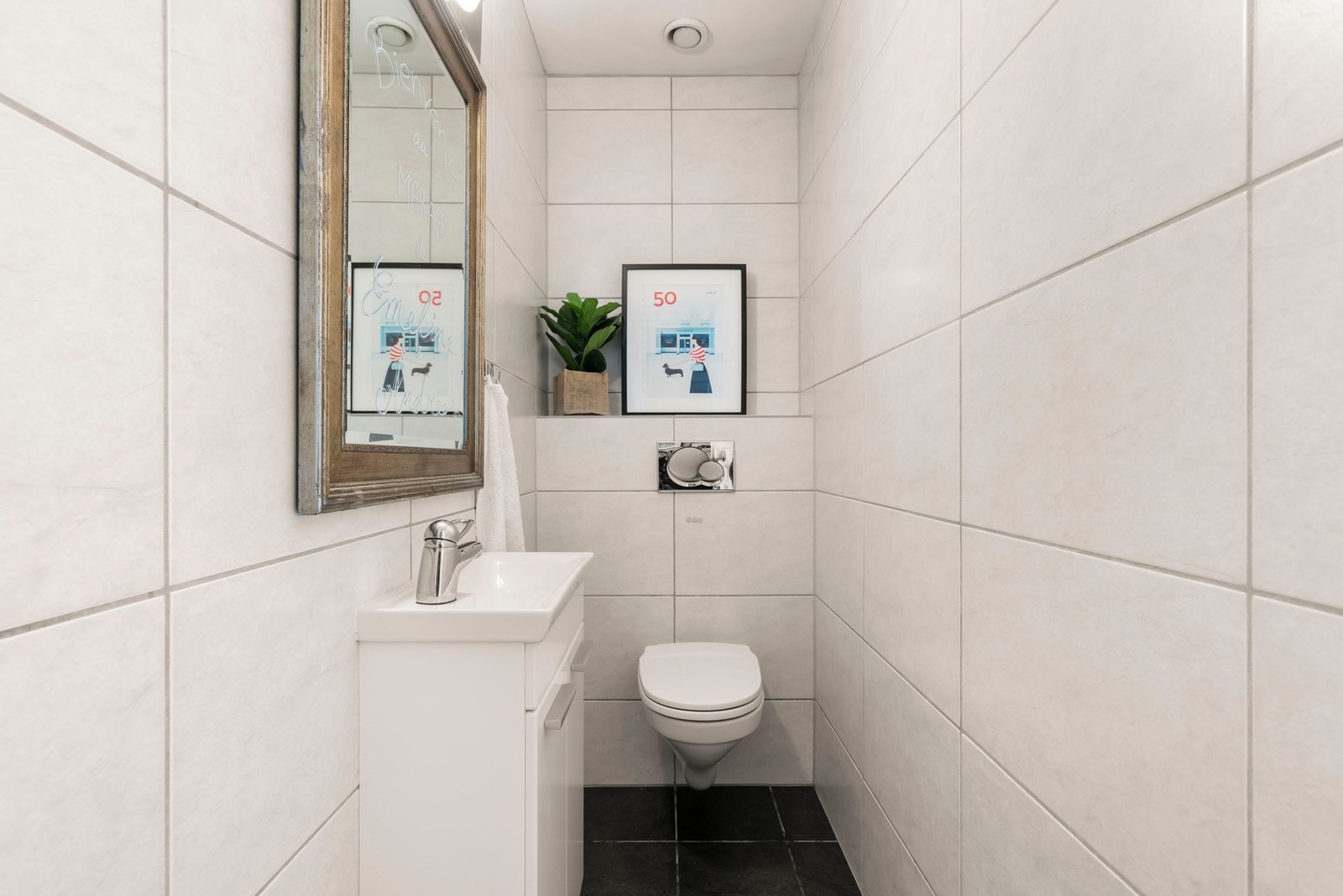 Praktisk separat toalett med servantskap med oppbevaring og vegghengt toalett med innebygd cisterne. Galleribilde