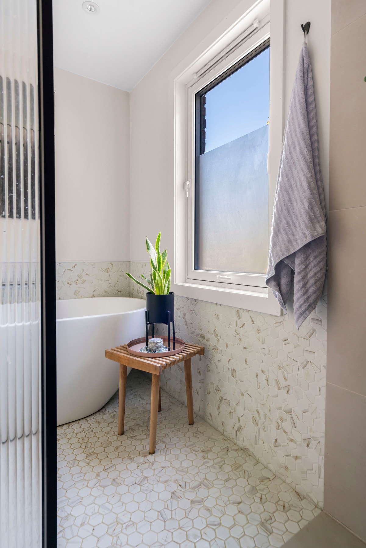 Dusj- og badesonen er på baksiden av dekorativ og lekker glassvegg med rammer i sort utførelse. Galleribilde