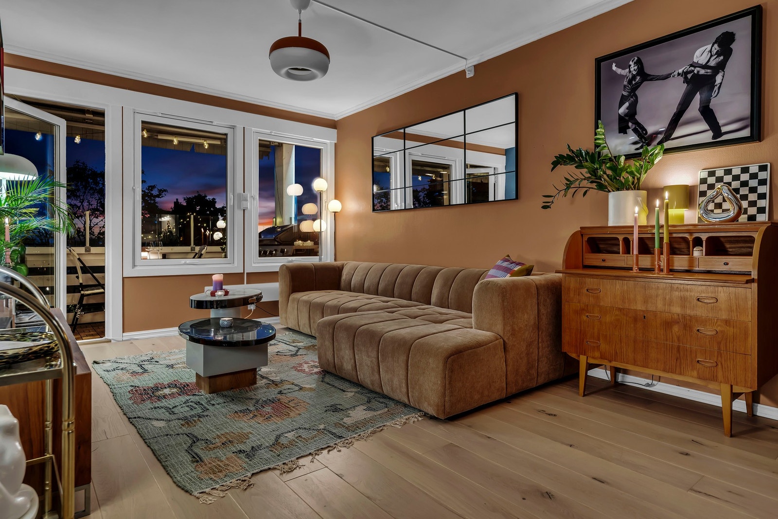 Fra stuen har man direkte adkomst til romslig solrik balkong med flotte utsiktsforhold. Galleribilde