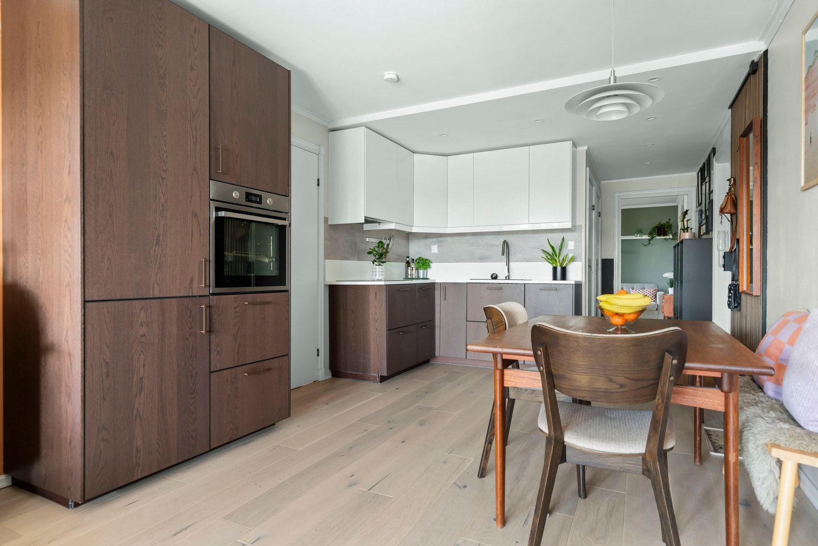 Lekkert kjøkken fra 2023. Rikelig med oppbevaringsplass i skuffer og skap. Galleribilde