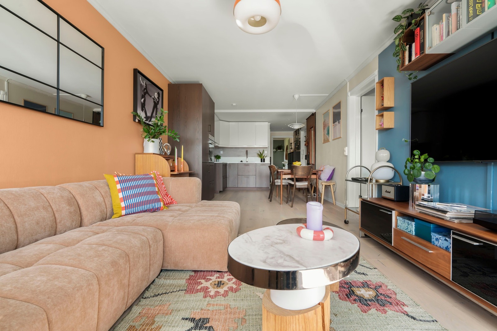 Leiligheten har en sosial, hyggelig og velfungerende åpen stue- og kjøkkenløsning. Galleribilde