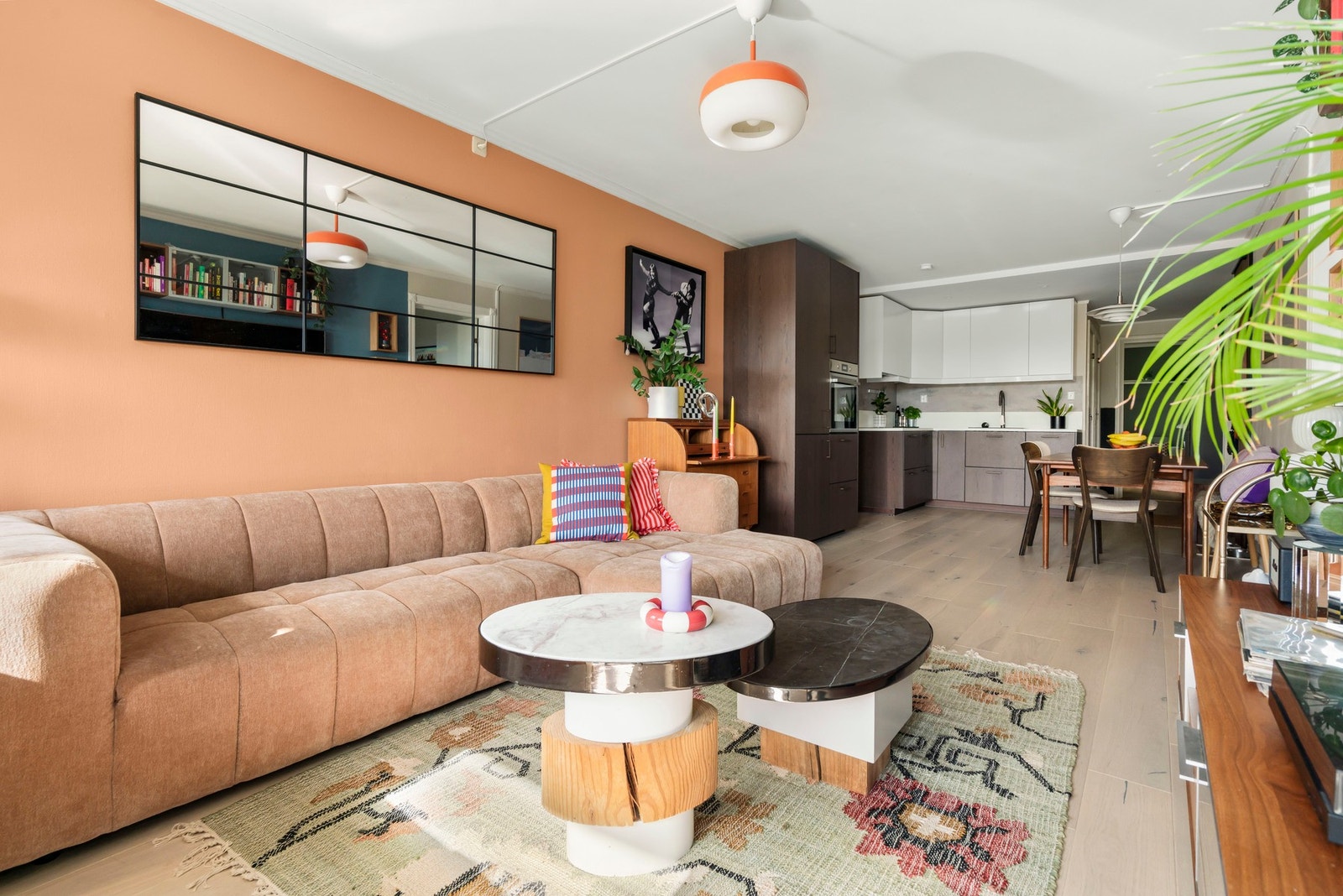 Moderne og lekre fargevalg er en gjennomgående faktor i leiligheten. Galleribilde