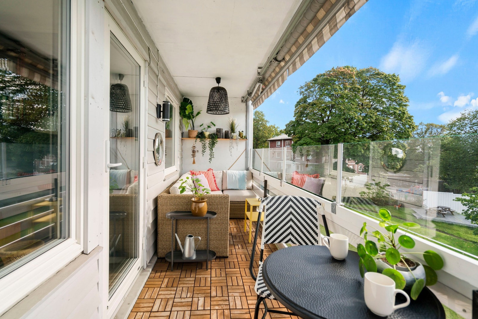 Balkongen gir god plass til utemøbler, grill og blomster. Galleribilde