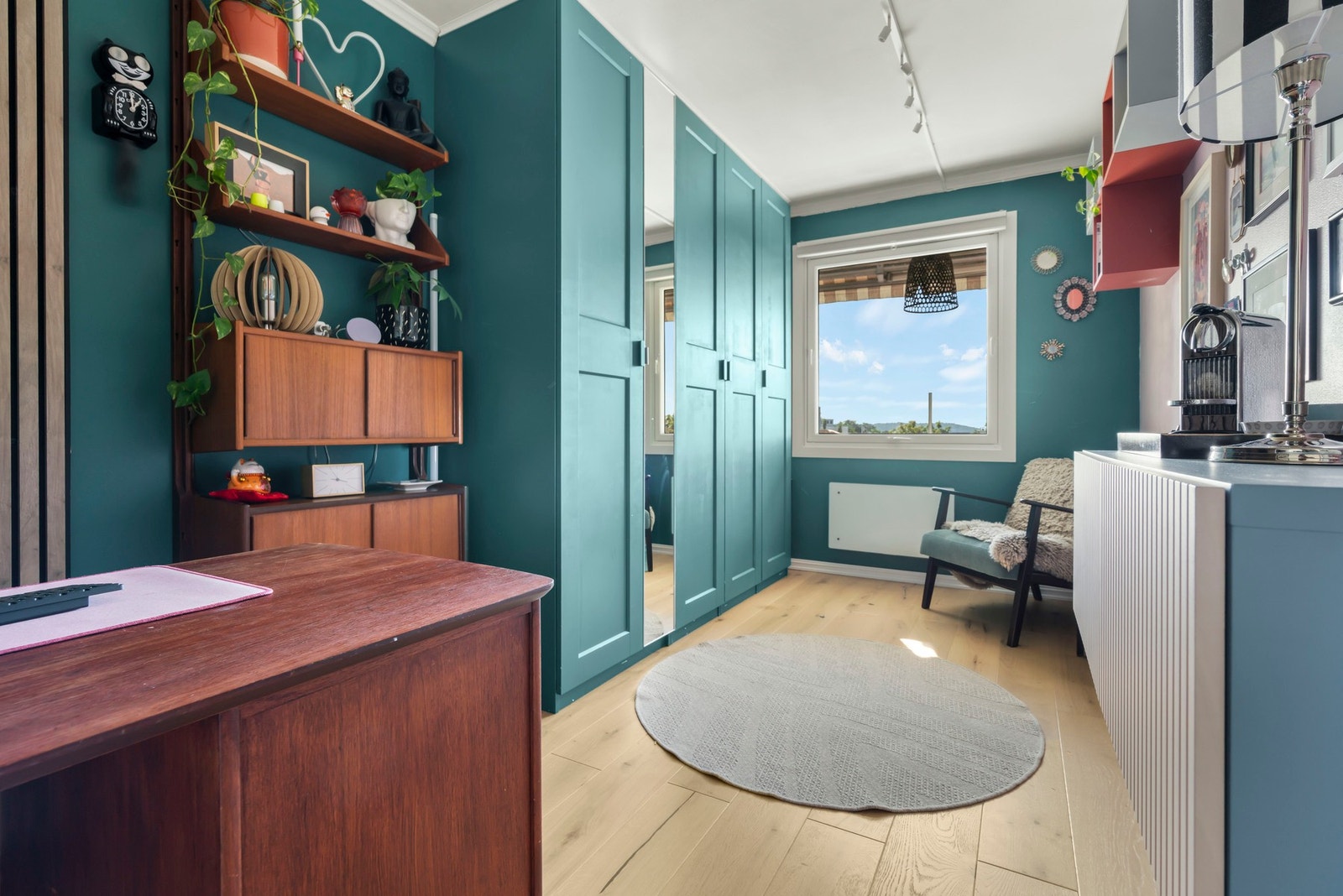 Soverom 1 med adkomst fra stuen. Her harman et lekkert soverom, hjemmekontor eller gjesterom med rikelig med oppbevaringsplass i fastmontert garderobe. Galleribilde