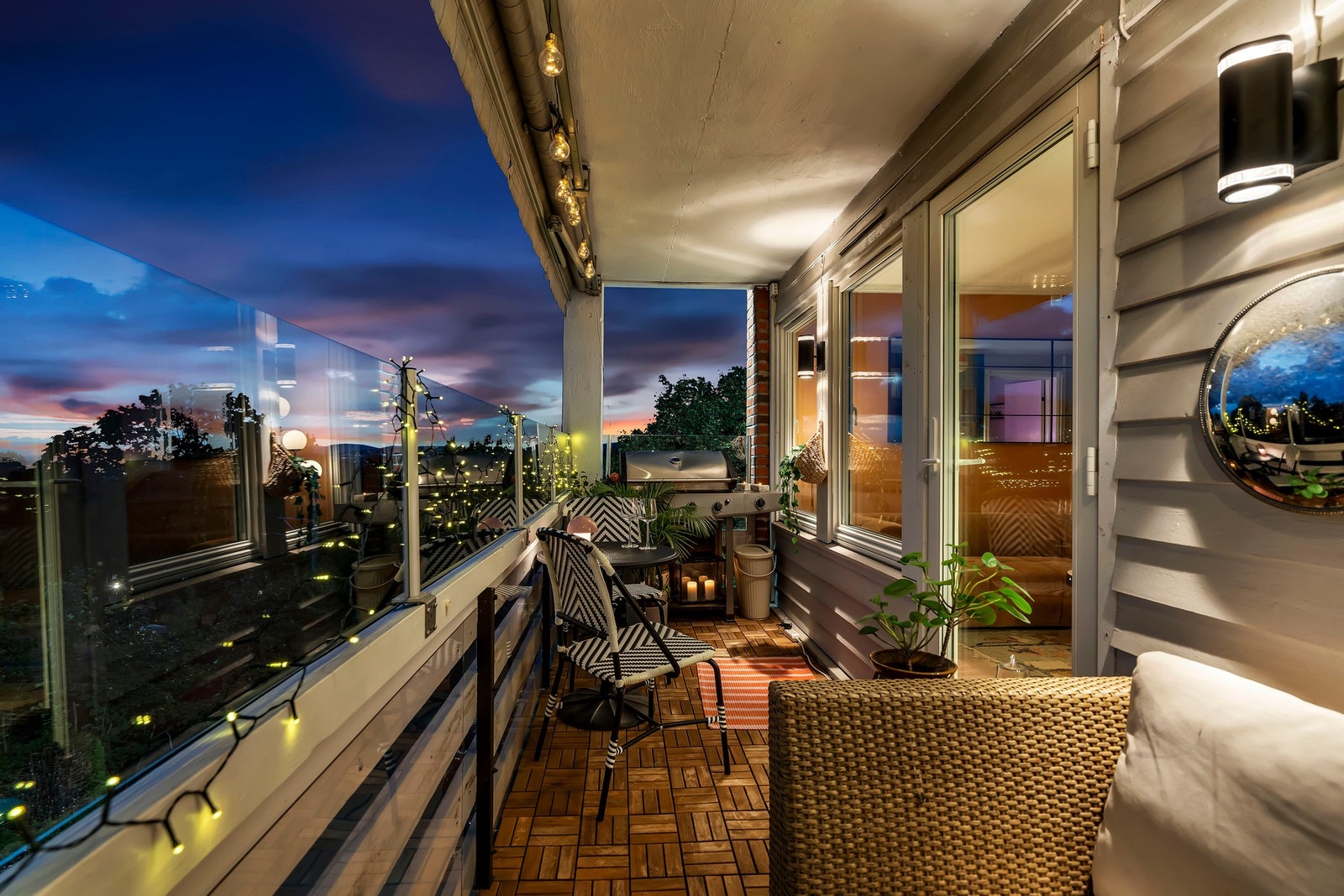 Balkongen kan enkelt innredes med utemøbler, gassgrill og utemøbler. Galleribilde