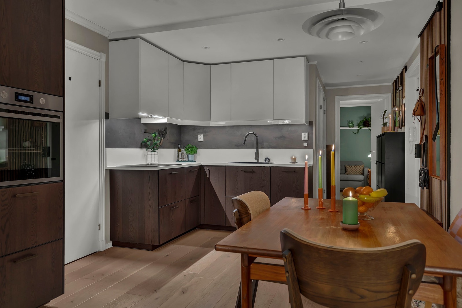 Flott kjøkken fra 2023 med integrerte hvitevarer og gode oppbevaringsmuligheter. Galleribilde