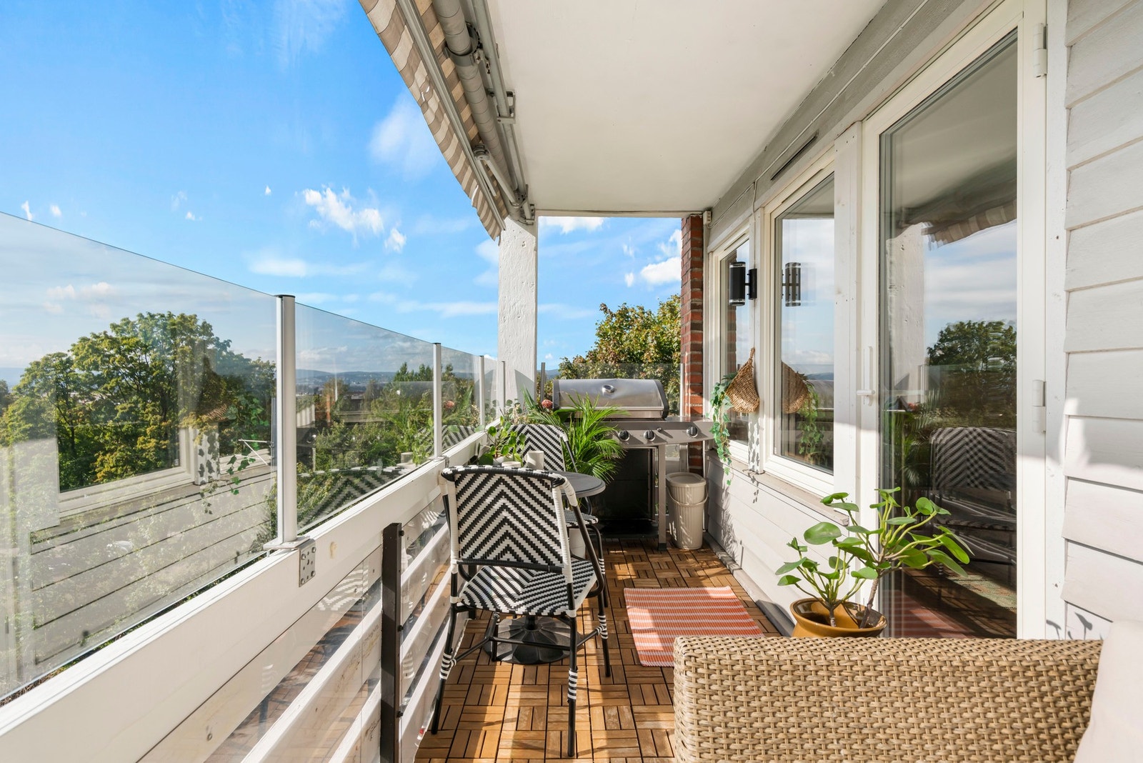 Fra balkongen kan man nyte solen store deler av dagen. Galleribilde