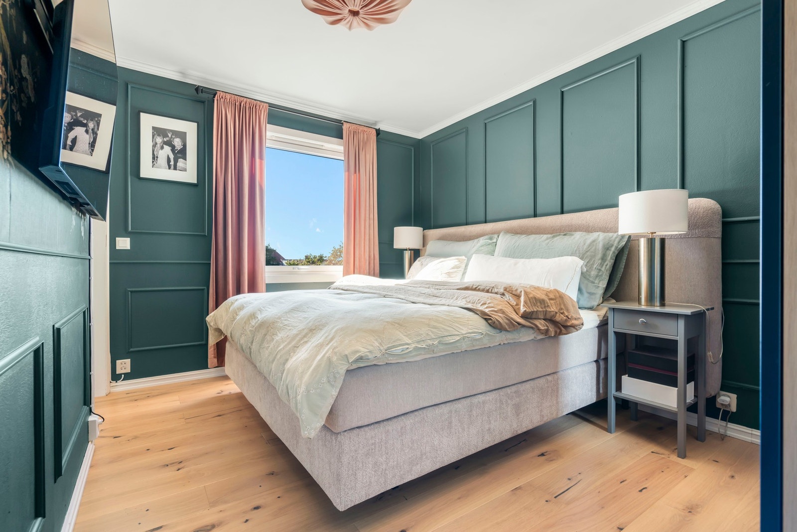 Soverom 3 benyttes av eier som hovedsoverom, her får man et stort hyggelig soverom med flotte detaljer. Galleribilde