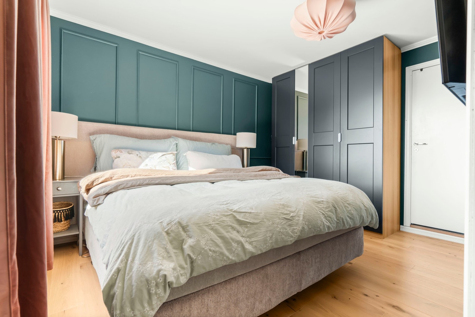 Rikelig med oppbevaringsplass i fastmontert garderobe. Fra soverommet har man direkte adkomst til baderommet. Galleribilde