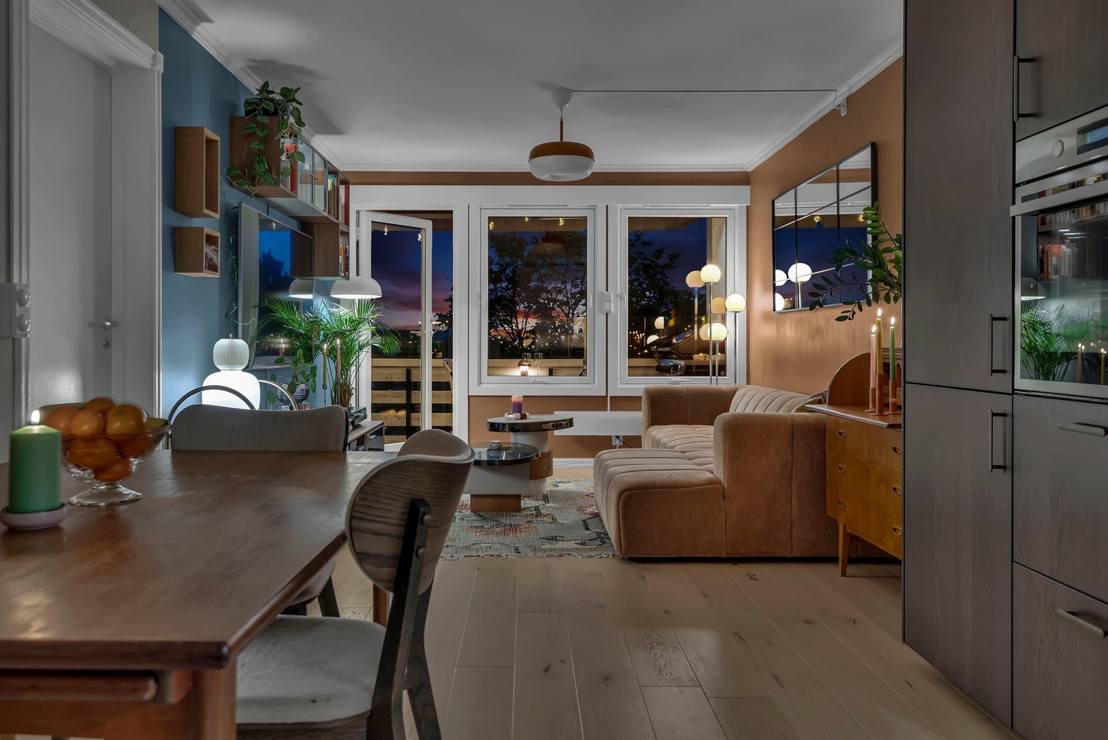 Leiligheten ble oppusset i 2023 og fremstår som meget lekker med spennende farge- og materialvalg. Galleribilde