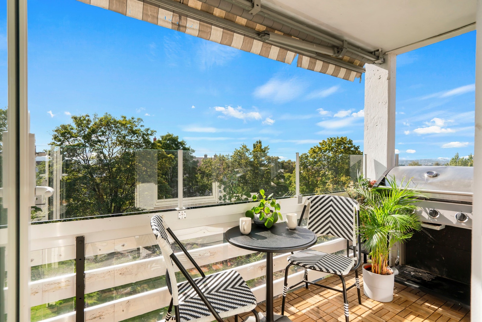 Balkongen er overbygd og med markisen kan man sitte i skyggen selv på de beste sommerdagene. Galleribilde