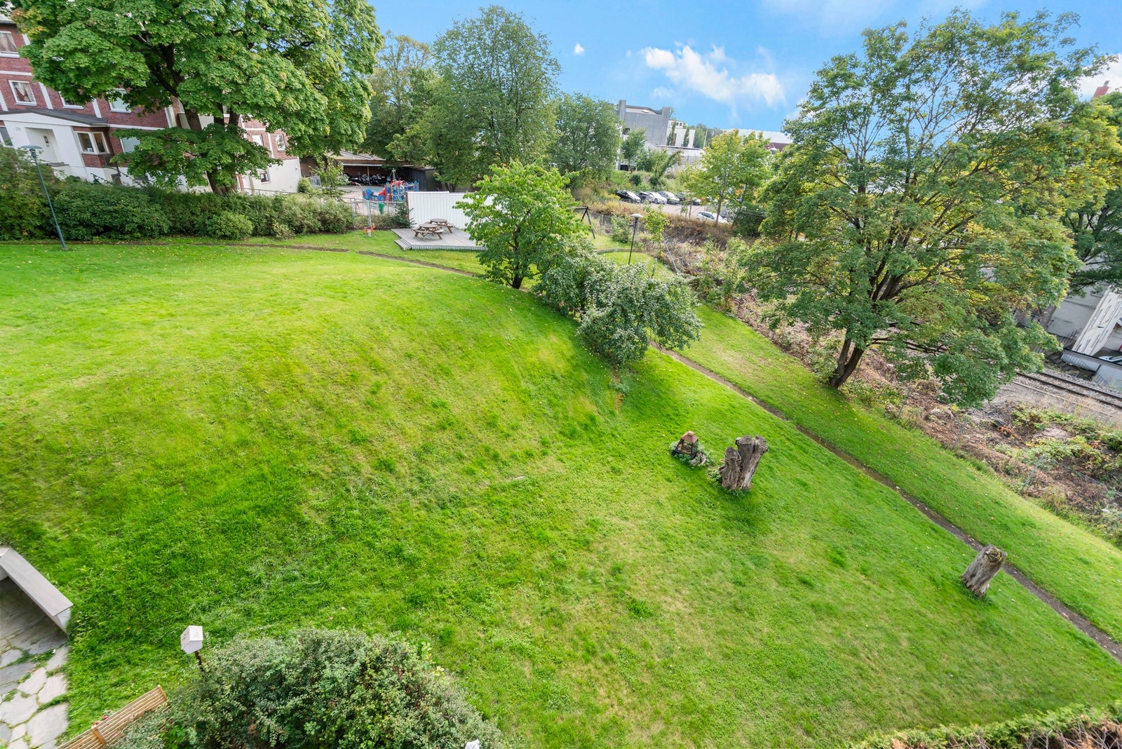 Sameiet har flott frodige uteområder med god plass til nabo bygg. Galleribilde