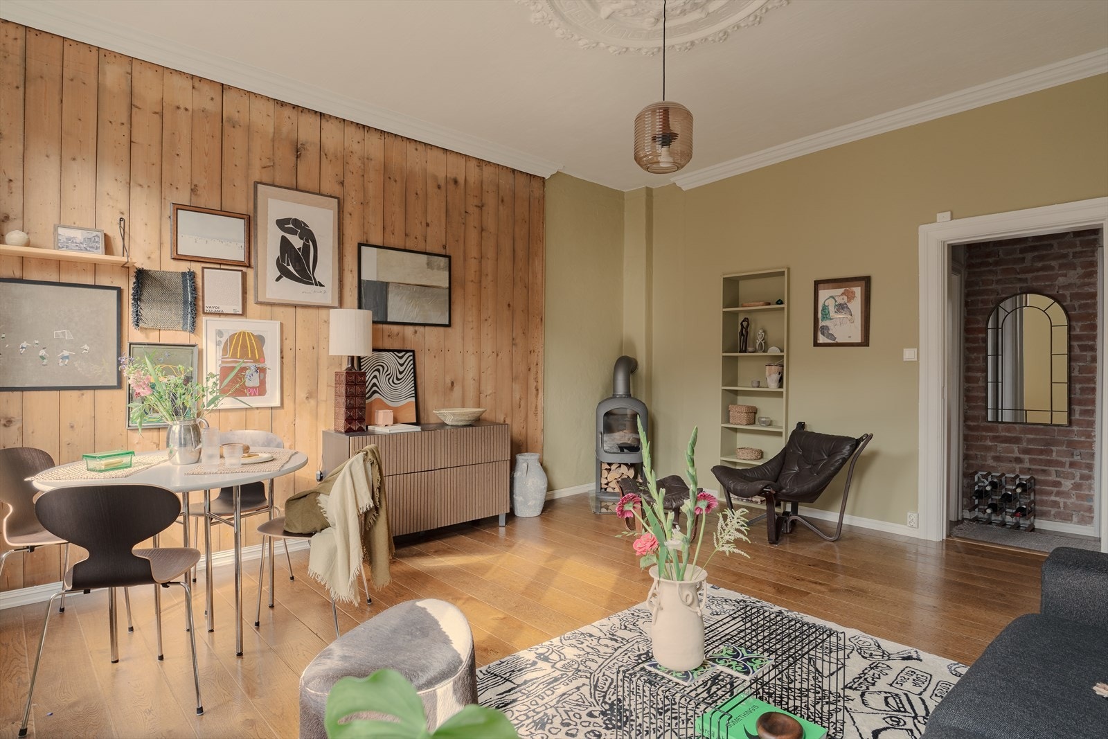 Inne i stuen møter du en lys og luftig atmosfære, med store vindusflater som slipper dagslyset inn og setter rommet i et vakkert spill. Her er det plass til både sofakrok og spisebord, og rommet blir et naturlig samlingspunkt i hjemmet. Galleribilde
