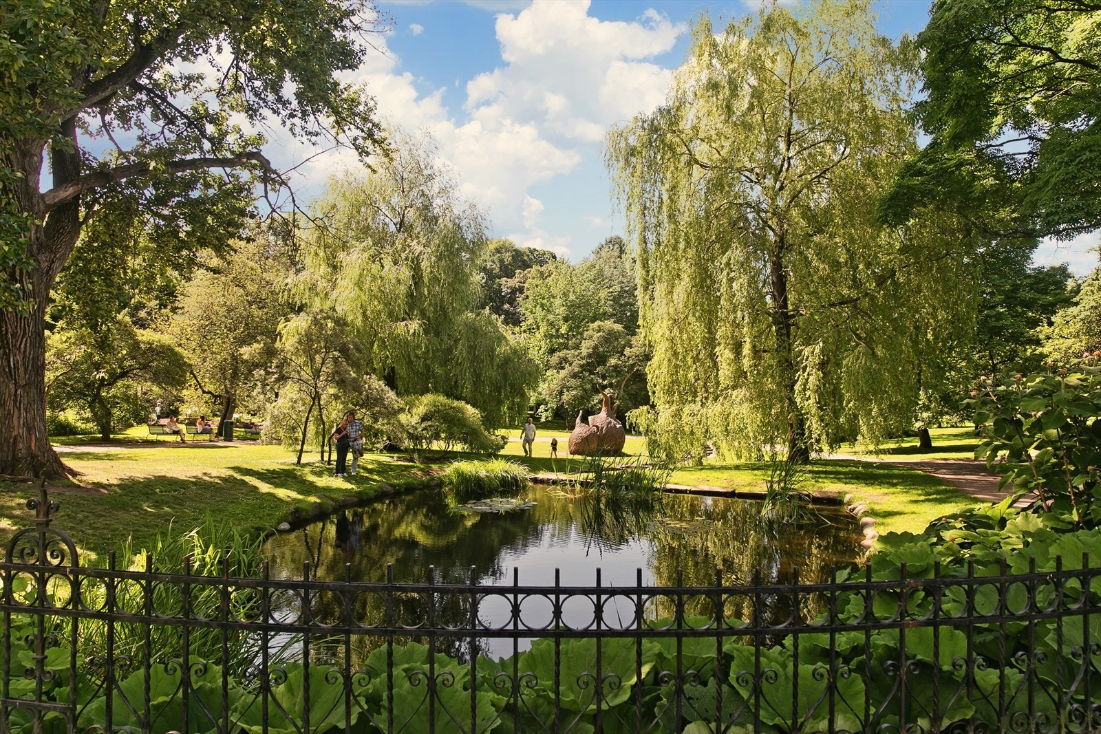 Av frodige parkområder i nærheten anbefales Botanisk hage, en idyllisk park med et rikt planteliv. Galleribilde