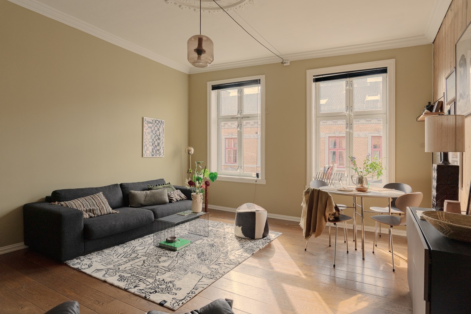 Stuen er et sted hvor man umiddelbart føler seg hjemme. Med lune veggfarger, store vinduer og en gjennomført stil inviterer rommet til avslapning og hygge. Galleribilde